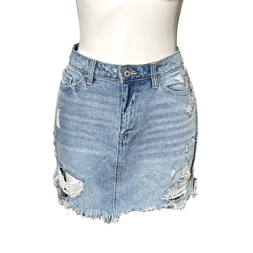 KanCan Gianna Fringed Hem Denim Mini Skirt Size Medium Light Wash
